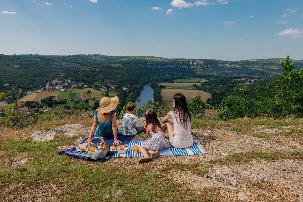 Point de vue sur la vallée du Lot à la Croix des Belges