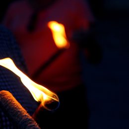 Ce soir on visite Villeneuve d’Aveyron à la lumière des flambeaux !