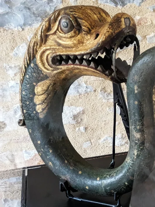 Serpent, instrument - chapelle des Pénitents Noirs
