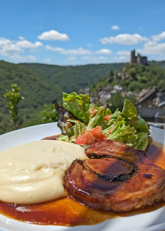 Restaurant à Najac, assiette d'Astet et aligot